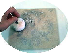 �����悹�������Ő��������āA��C�𔲂��A���ĕz�̏ォ��u���V�Œ@���ă~�]�Ɏ��𒾂߂܂��B���̌�ʐ^�̂悤�Ƀ^���|�ɑ�{�n��t���Čy���@���܂��B